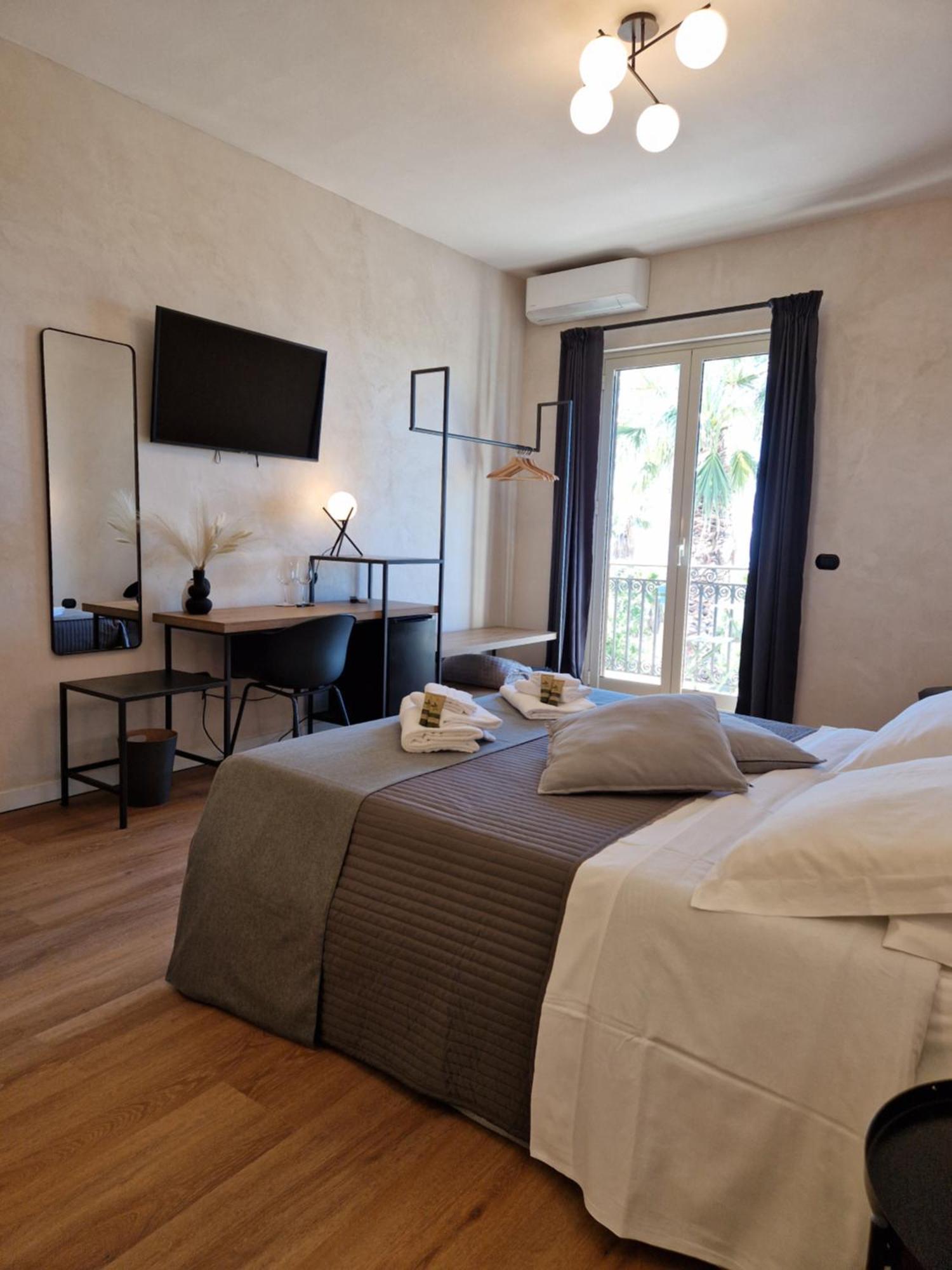 Bed & Breakfast Lekythos