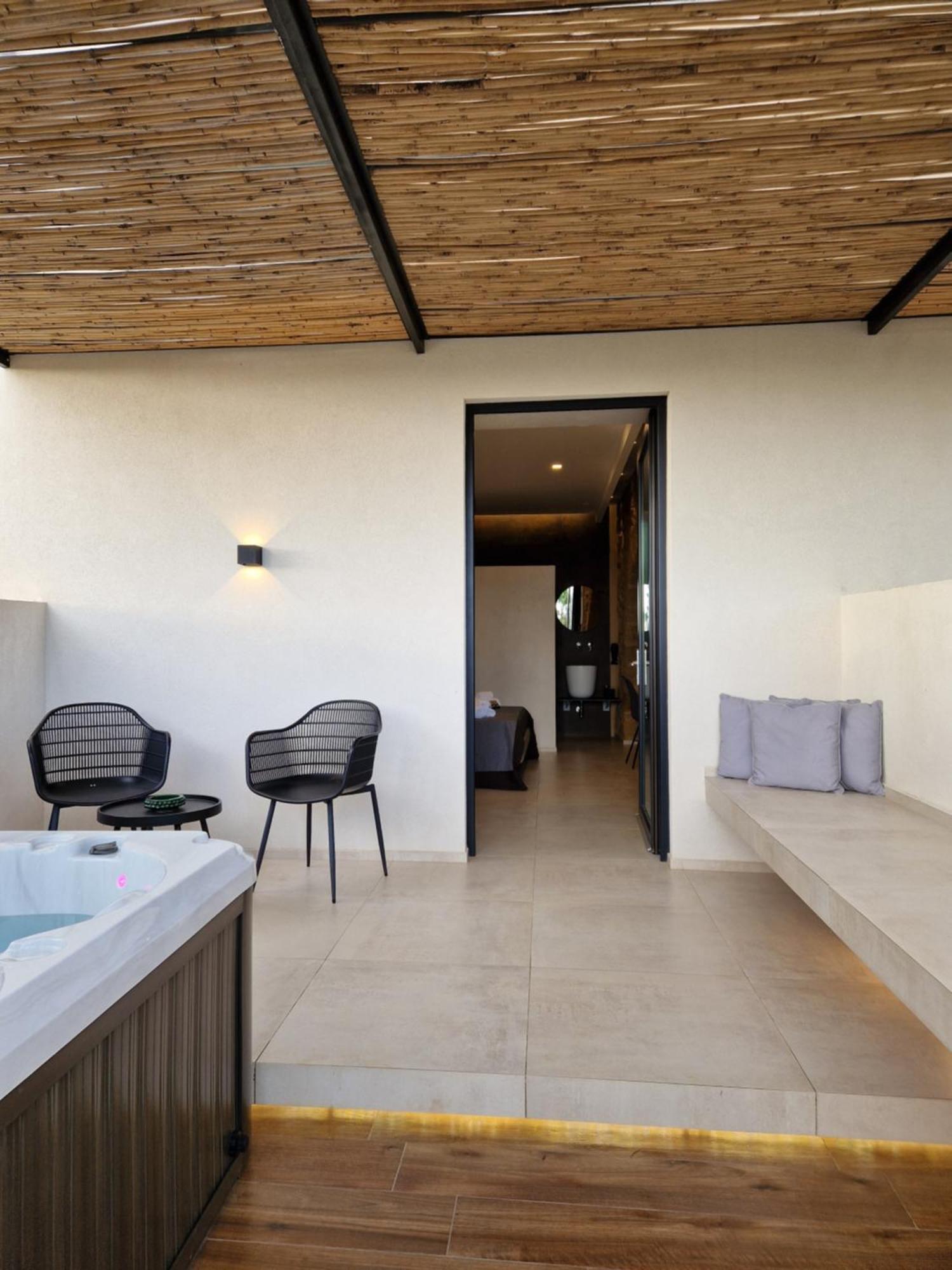 Lekythos Couette-café 2*